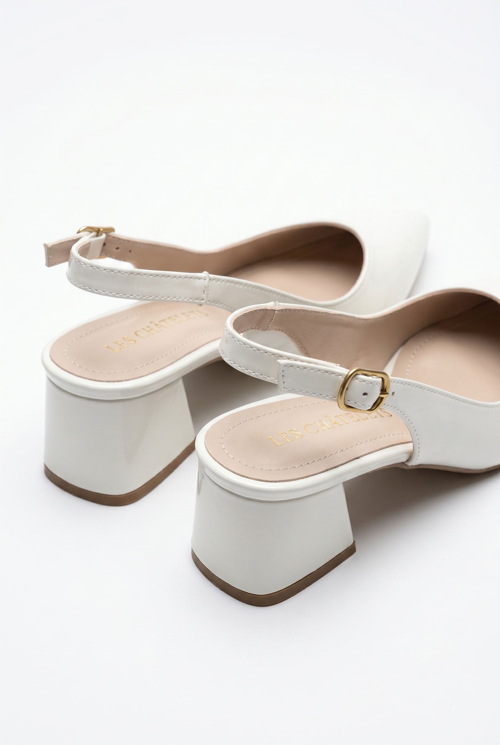 Été en Ville Beyaz Rugan Slingback Topuklu Ayakkabı – 5 cm Altın Toka | Sivri Burun Bilekten Bağlamalı
