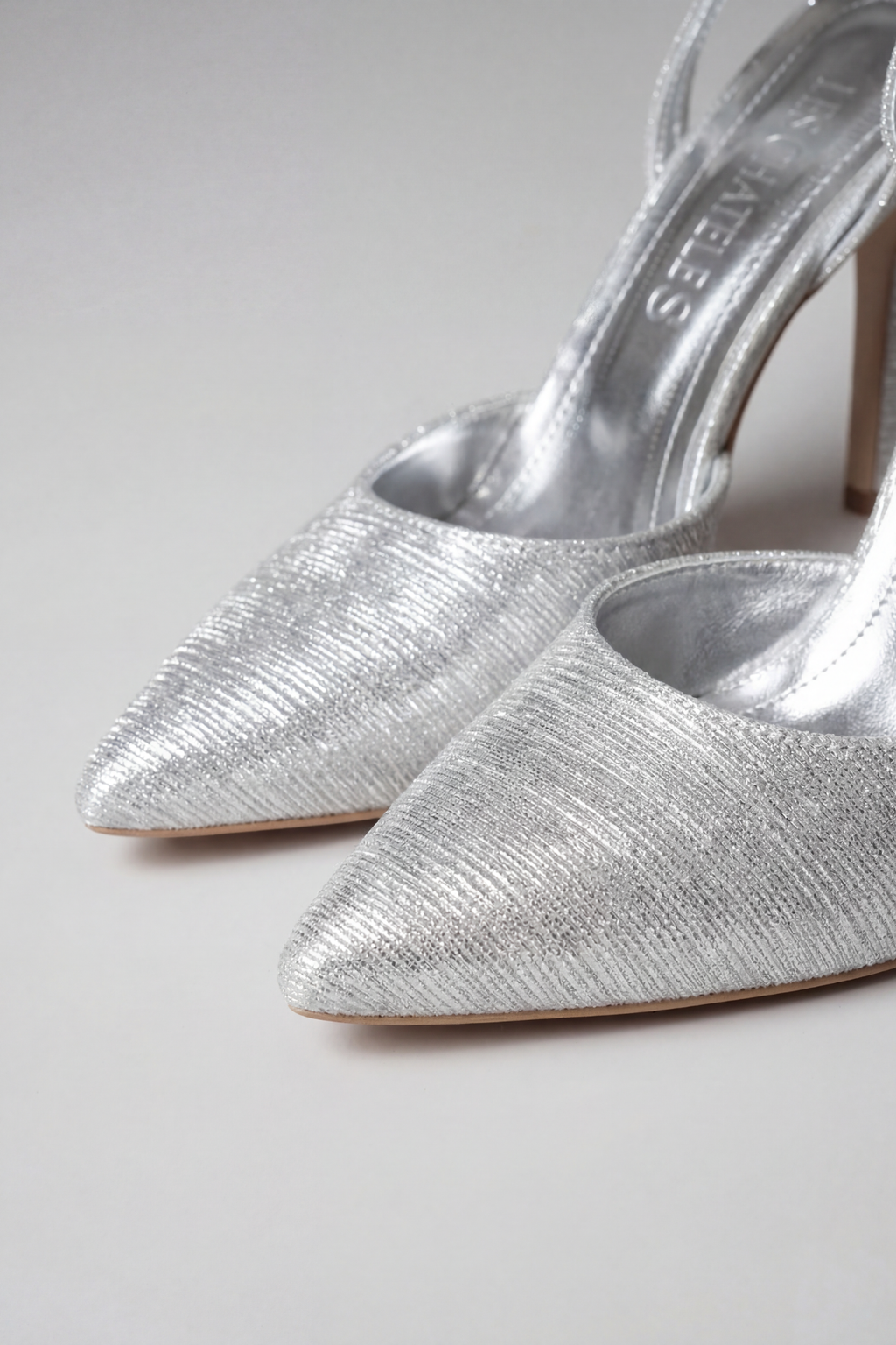 Reflets d’Instant – Gümüş Simli 9 cm Sivri Burun Slingback Topuklu Ayakkabı