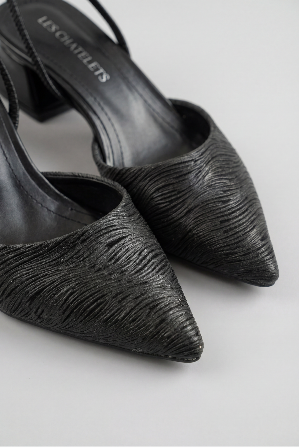 Reflets d’Instant – Siyah Simli 5 cm Sivri Burun Slingback Topuklu Ayakkabı