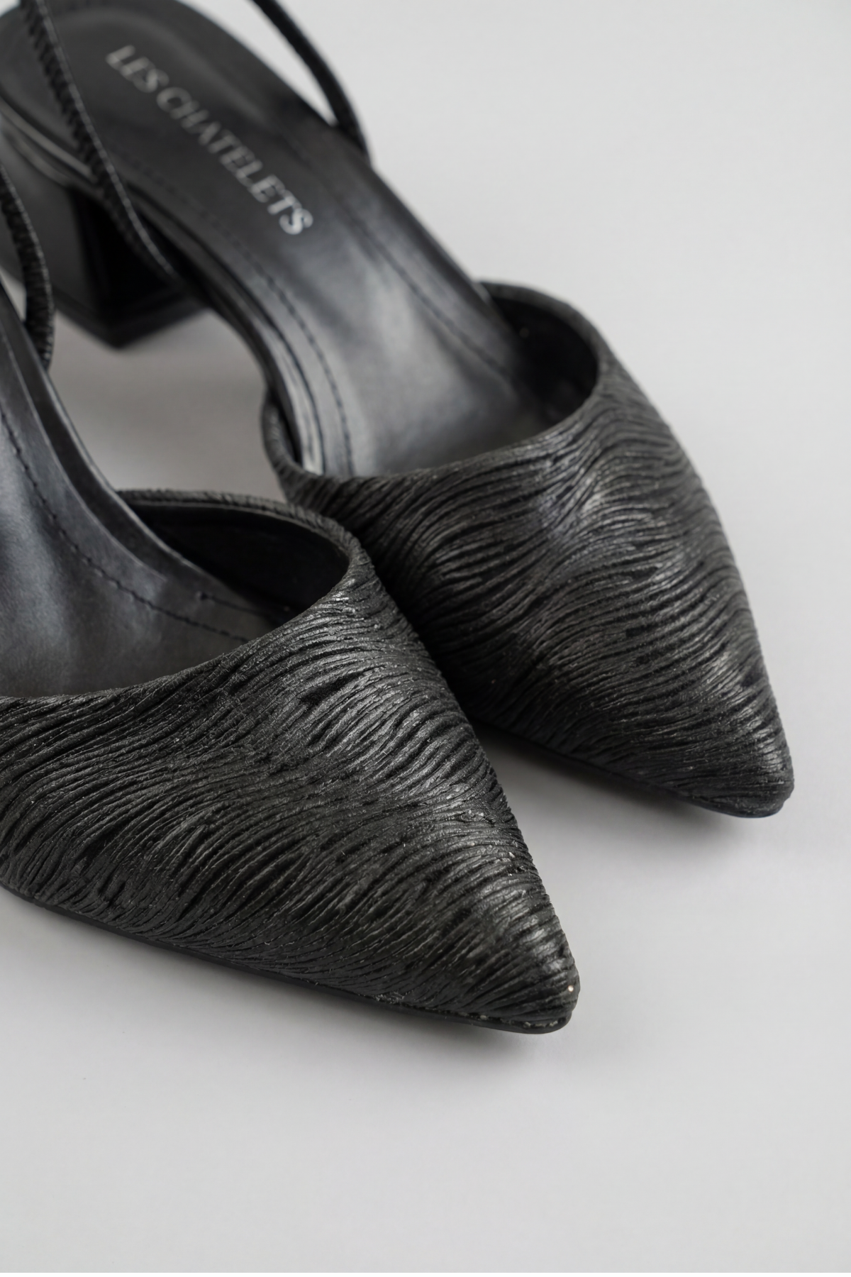 Reflets d’Instant – Siyah Simli 5 cm Sivri Burun Slingback Topuklu Ayakkabı