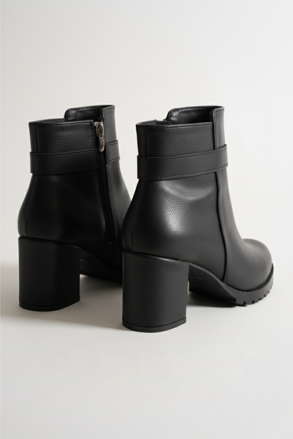 Brielfy Altın Tokalı Siyah Topuklu Kadın Bot | Şık, Zarif ve Dayanıklı