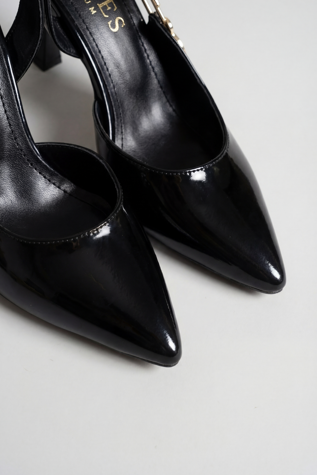 Passage du Soir – Siyah Rugan Sivri Burun Slingback Topuklu Ayakkabı