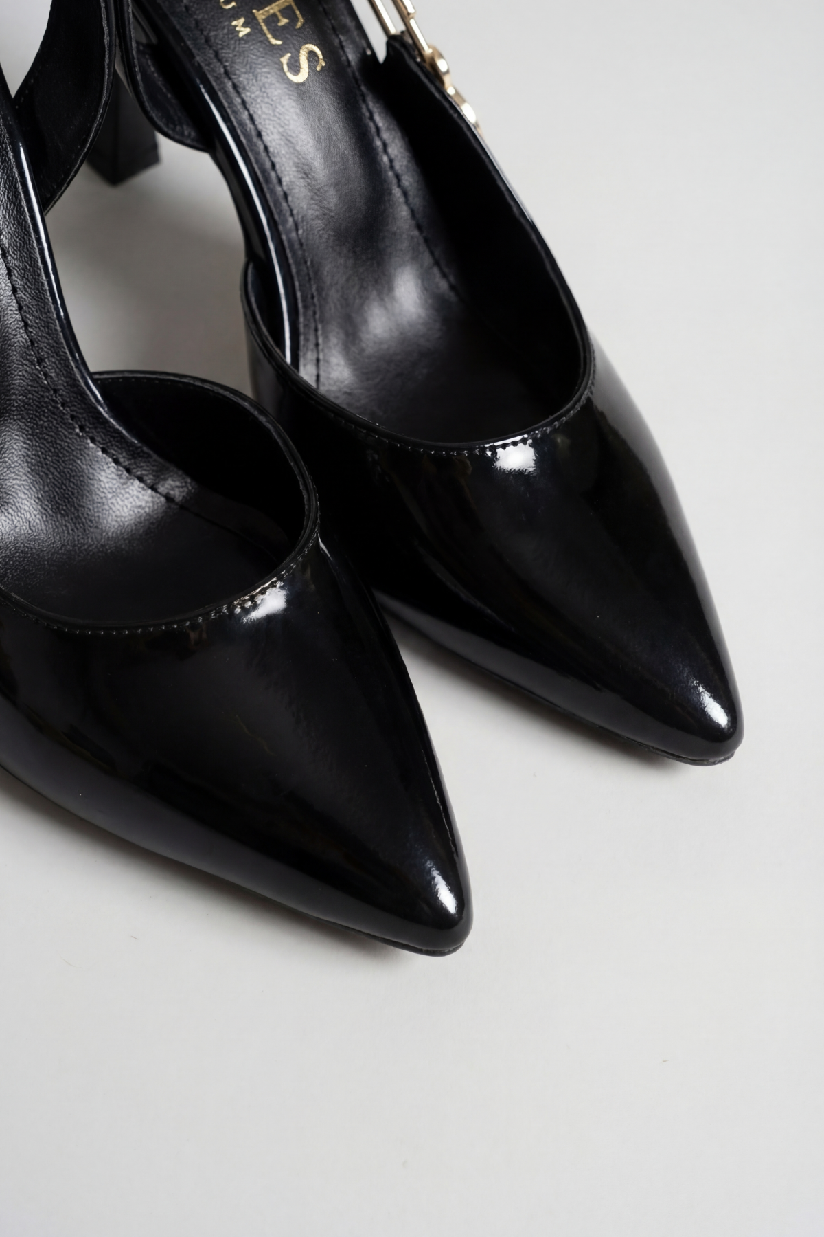 Passage du Soir – Siyah Rugan Sivri Burun Slingback Topuklu Ayakkabı