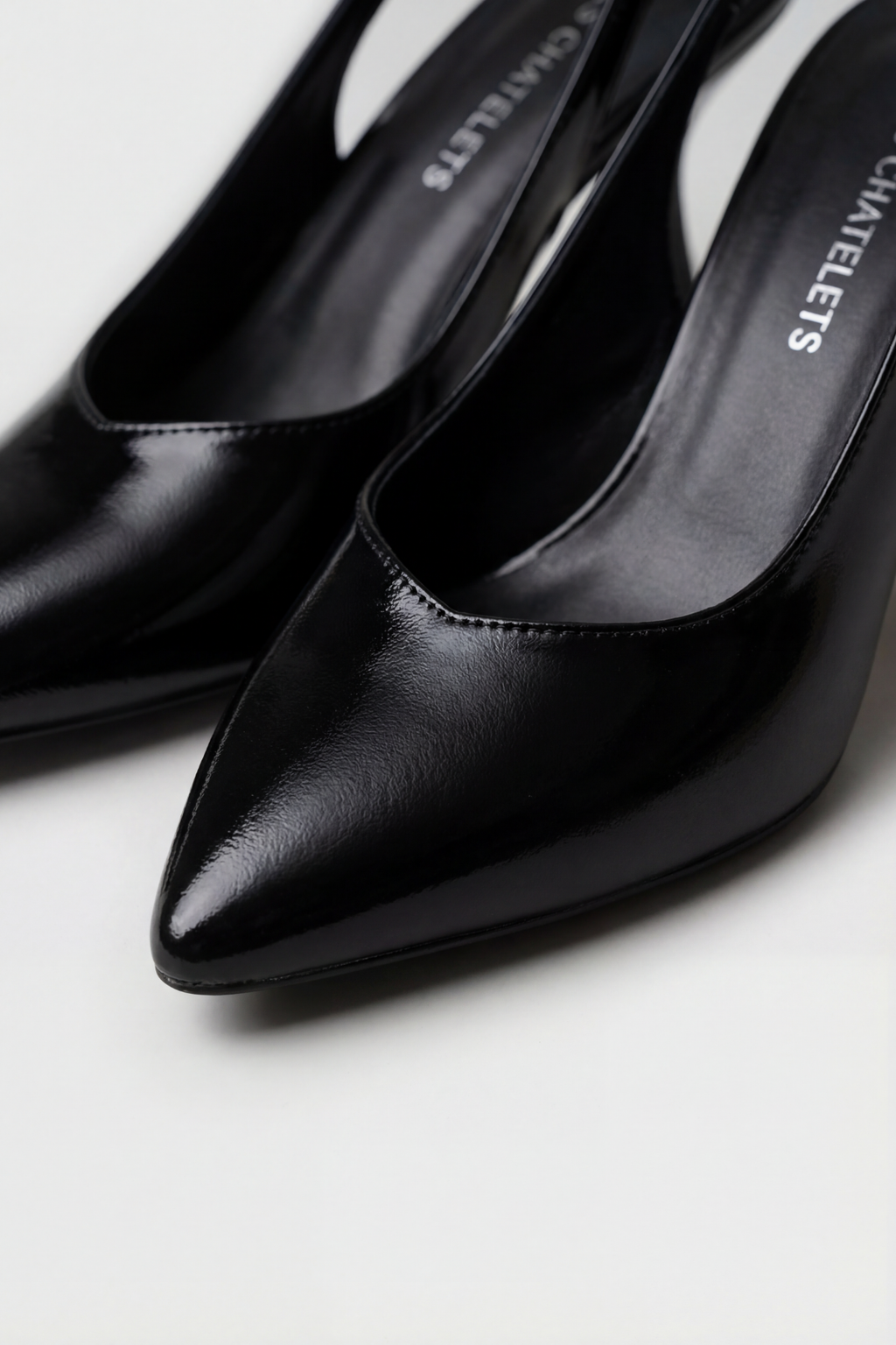 Les Souvenirs Portés Serisi Souvenir du Soir – Siyah Rugan 9 cm Sivri Burun Slingback Topuklu Ayakkabı