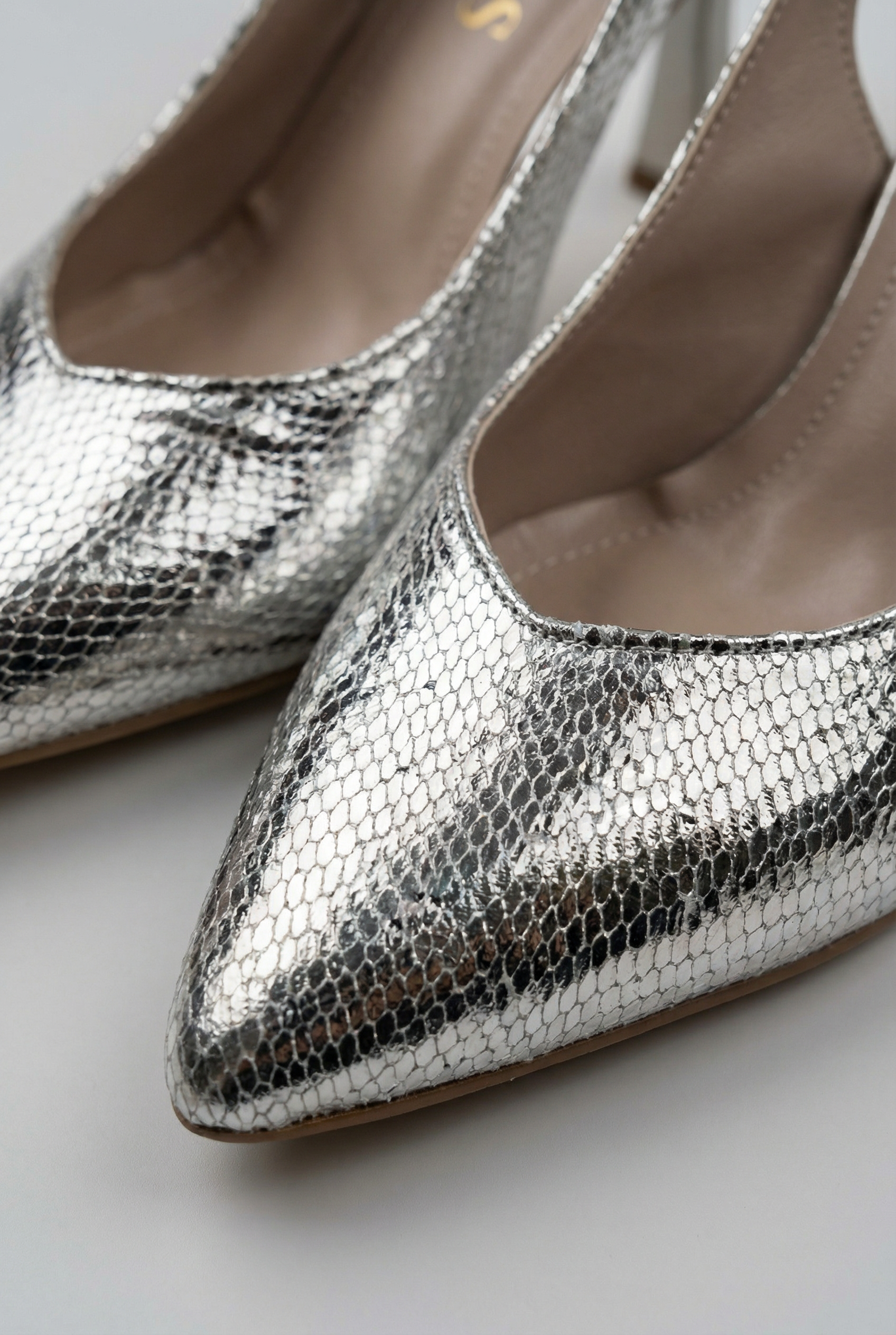 Éclats de Nuit – Gümüş Metalize Dokulu Slingback 9 cm Topuklu Ayakkabı