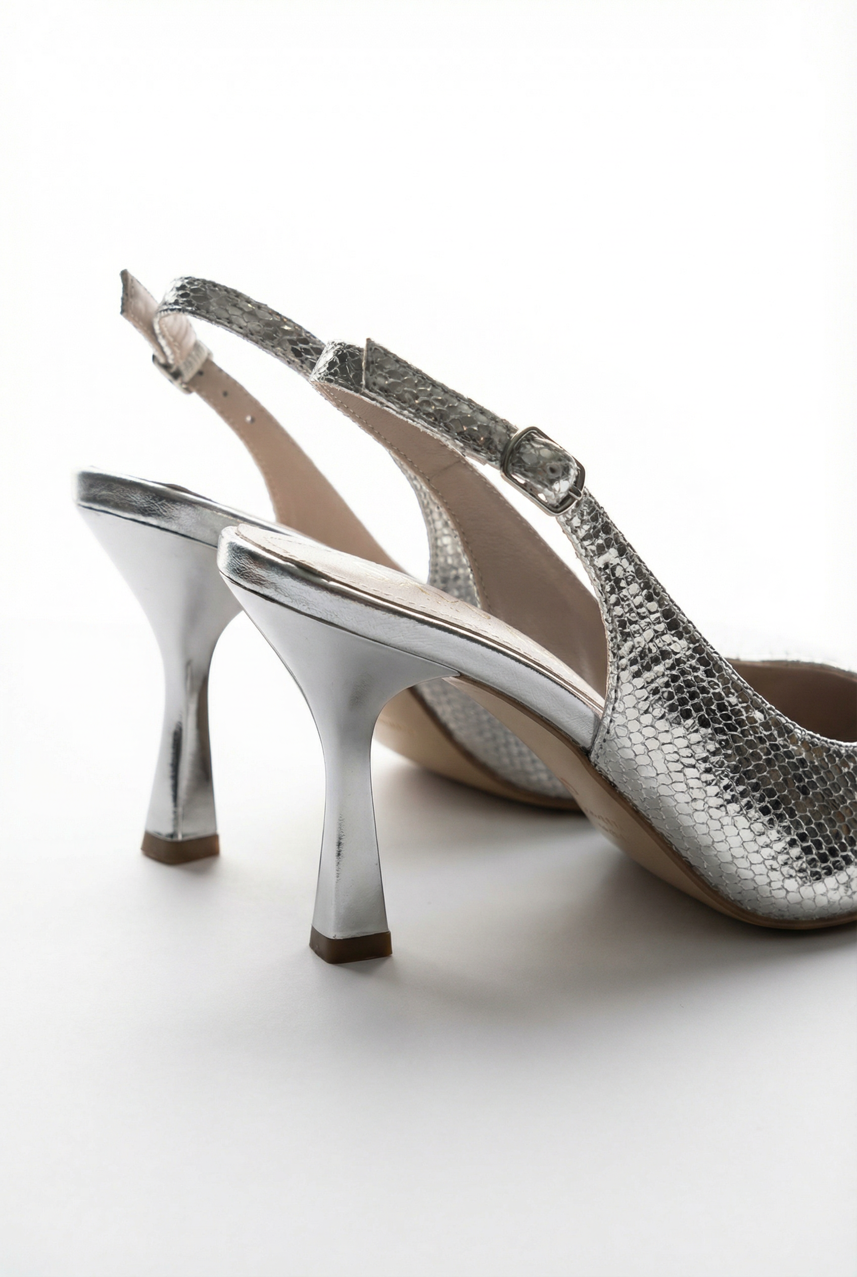 Éclats de Nuit – Gümüş Metalize Dokulu Slingback 9 cm Topuklu Ayakkabı