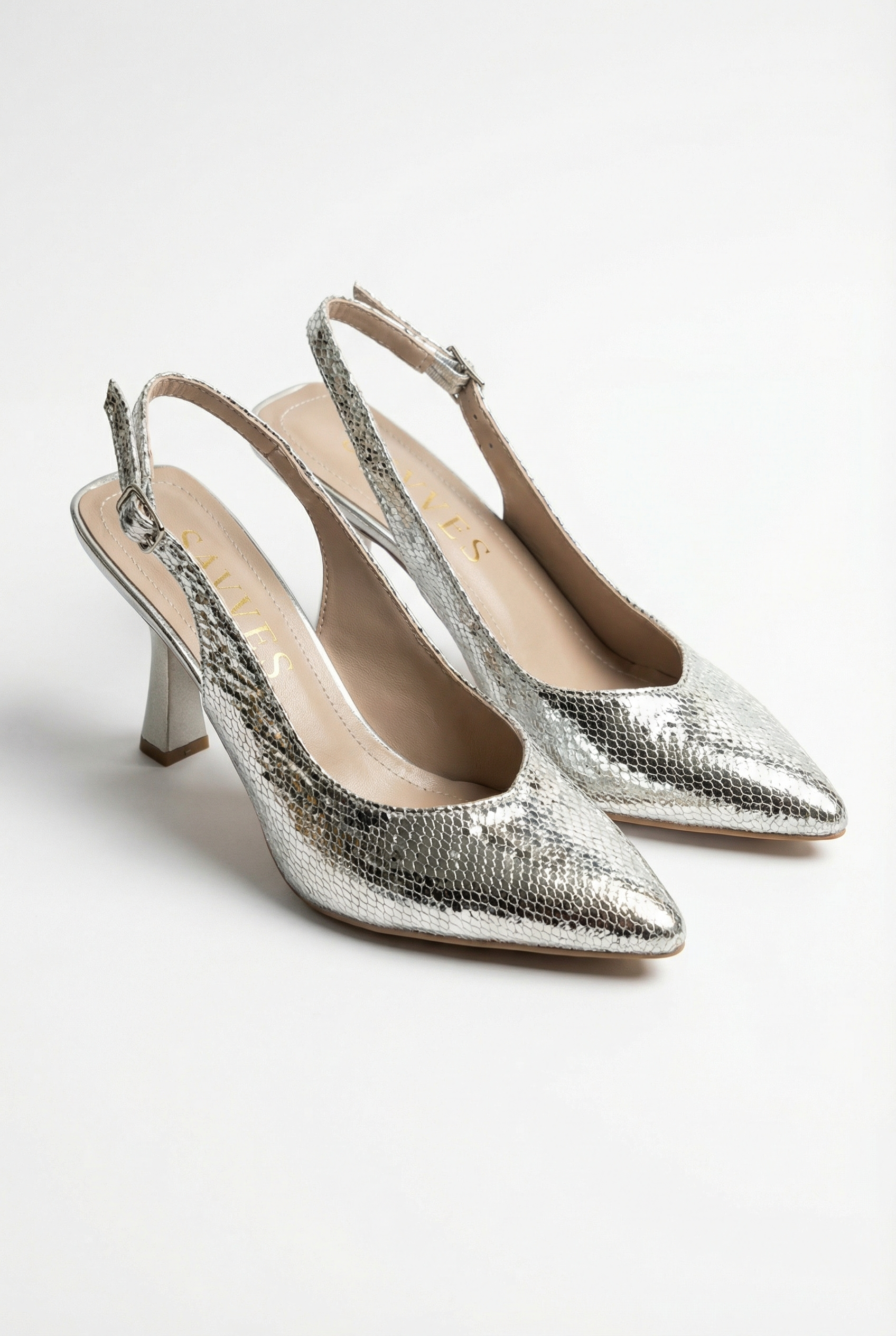 Éclats de Nuit – Gümüş Metalize Dokulu Slingback 9 cm Topuklu Ayakkabı