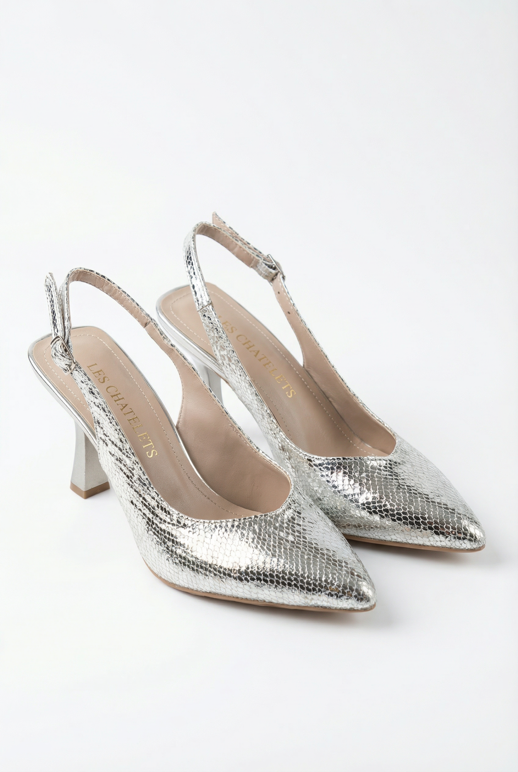 Éclats de Nuit – Gümüş Metalize Dokulu Slingback 9 cm Topuklu Ayakkabı